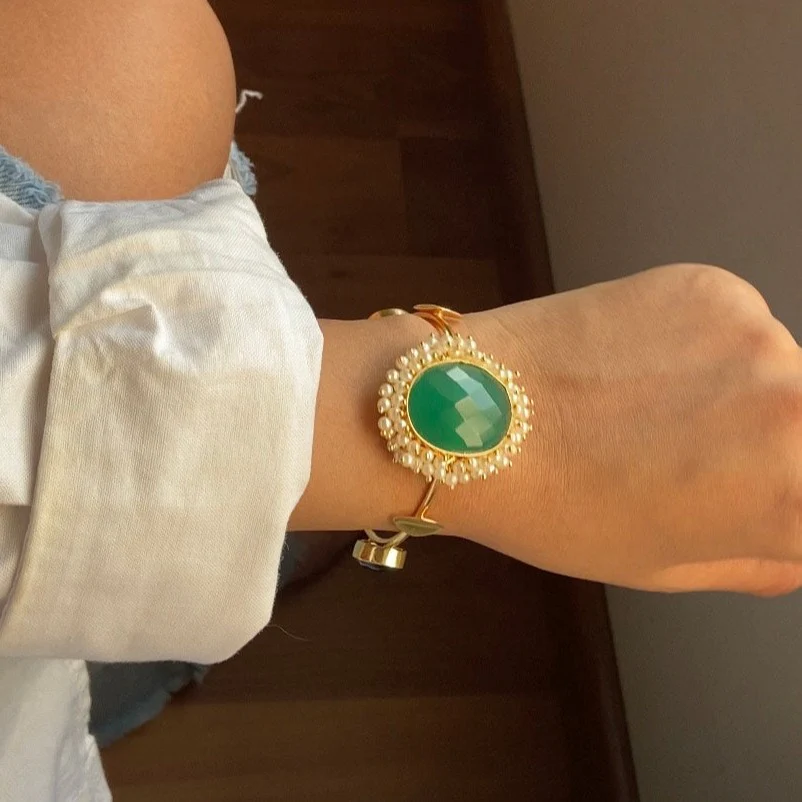 Green Stone Gajra Bracelet with Matte Golden Finish - Image 2