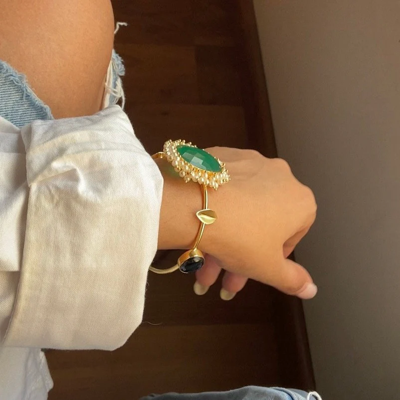 Green Stone Gajra Bracelet with Matte Golden Finish - Image 8