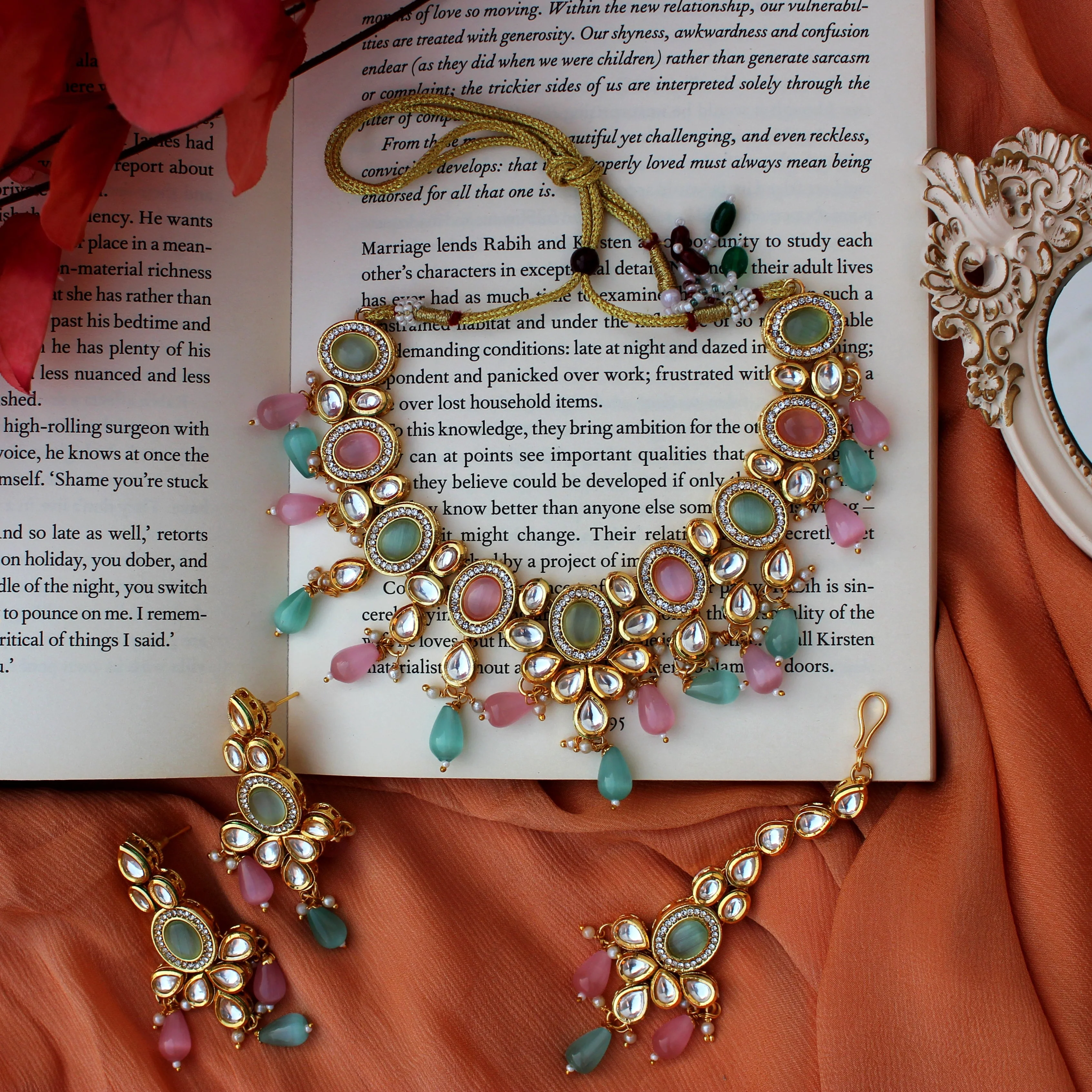 Pastel Kundan Necklace Set with Maang Tikka and Earrings - Image 2