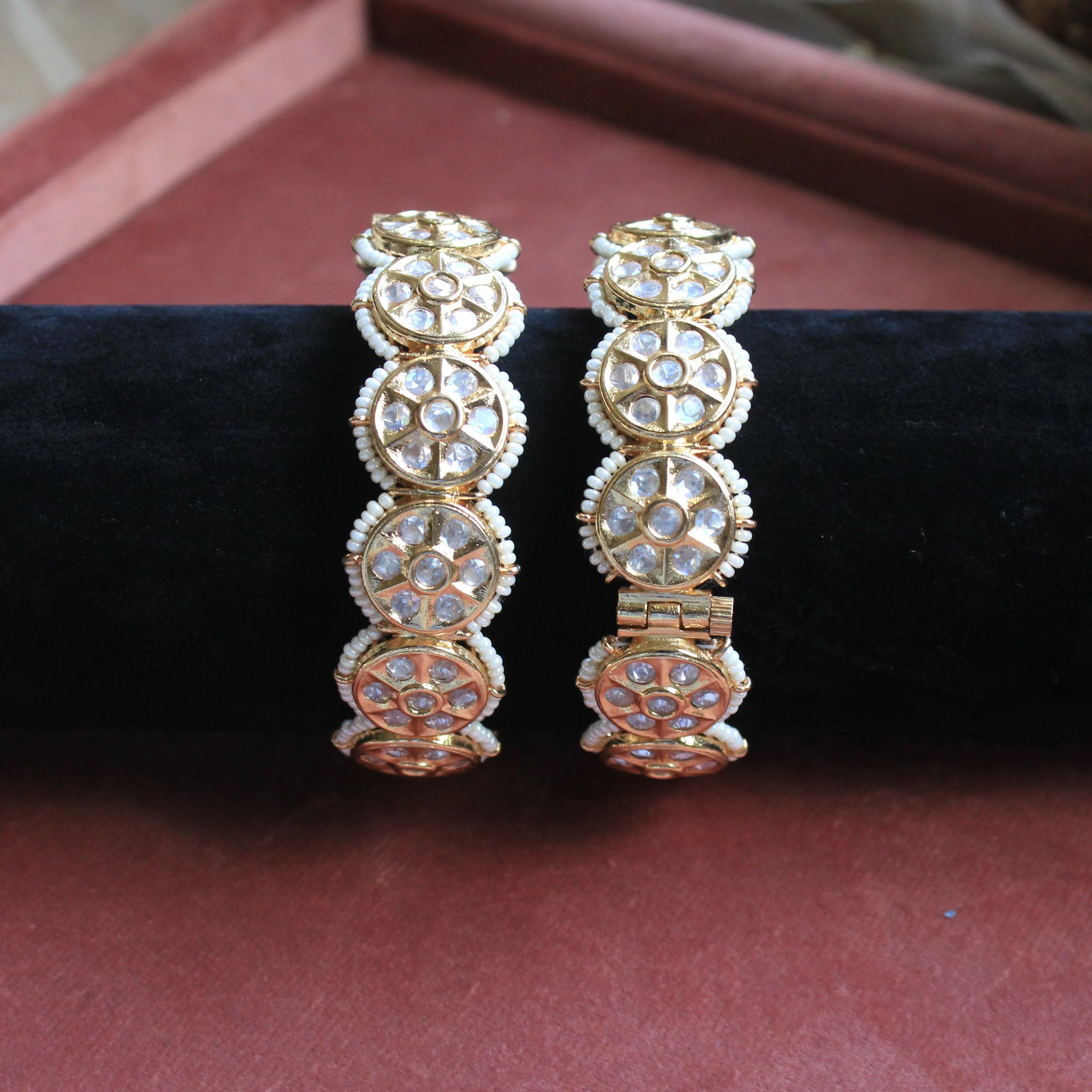 Round Pachi Kundan Bracelet with Flower Design - Image 2